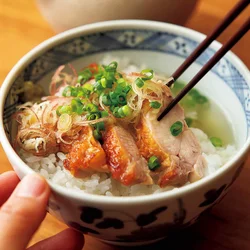まずはそのまま食べ、そのあとに温かいだし汁をかけると、違った味を楽しめる。食欲がないときもさらっと食べられて◎。