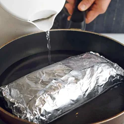 熱湯から蒸し煮にすると、すぐに火が入る。湯は直接かけずに、フライパンの縁から注いで。