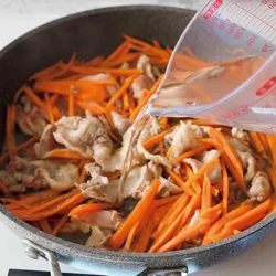 煮汁は先に水を加えてからほかの材料を入れると、焦げつくことがなく、なじみやすい。