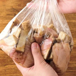 ポリ袋で味つけをすると、少ない調味料でも全体に味がいきわたり、洗いものも減らせます。