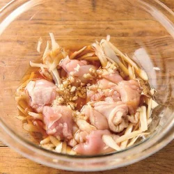 最初は調味料がシャバシャバで「合ってる？」と不安になりますが、混ぜるとごぼうと肉が吸ってなじみます。