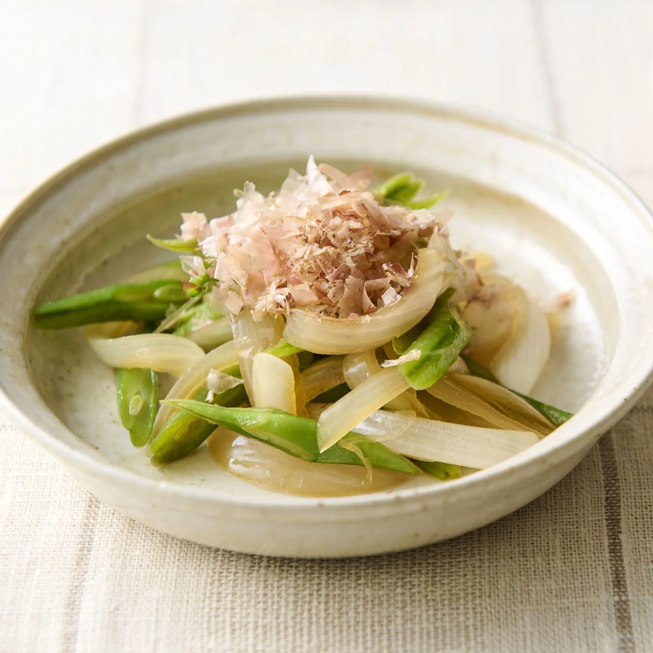 玉ねぎとさやいんげんのレンジ蒸し