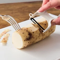長いもはフォークを刺して押さえながら皮むき器で皮をむくと、滑らず、手がかゆくもならず、めっちゃ感動します！ 切るときもフォークを刺したままで、ぜひ。