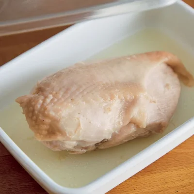 サラダチキンは切らずに、レンチンしたときの蒸し汁ごと清潔な保存容器に入れて保存を。冷蔵室で約3日間保存できます。
※料理時間:下味を漬け込む時間は除く
※はちみつを使っているので、1歳未満の乳児には食べさせないでください。
※とりむね肉は1枚約300gのものを使っています。それより大きいと熱が通りにくく、小さいと熱が入り過ぎてかたくなるので、大きさを守って作ってください。
※サラダチキンは、低めのW数でじっくり加熱することでしっとりとした仕上がりになるので、ここでは500Wで加熱しています。600Wを使用する場合も、加熱時間は同じです。