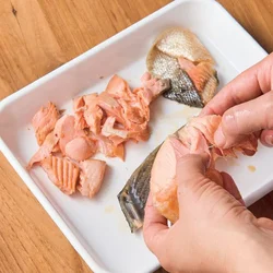 さましながら煮汁を含ませた鮭はふっくらとした食感に。皮と骨を除きながら大きめにほぐすとその食感を楽しめる。