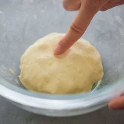 生地は、しっとりとまとまり、さわっても手につかなくなるくらいが目安。さつまいもの水分量にもよるので、水は加減しながら加えてこね、多すぎた場合は白玉粉を足して調整して。