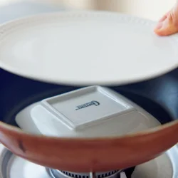 フライパン＆耐熱皿2枚を利用して蒸し器代わりに。1枚は下向きに入れて底上げし、水にひたらないよう工夫を。