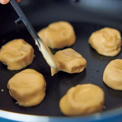 焼くときは、一度火を止めてから並べると、焼きムラがなく、きれいに仕上がる。