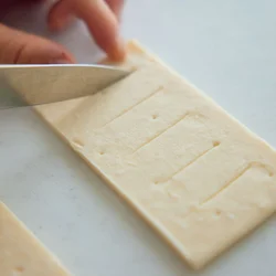 上にかぶせる側には切り目を入れると、火の通りがよくなり、均一に焼ける。