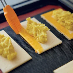 スイートポテトの周囲に卵液をぬってのり代わりに。