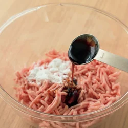 ひき肉にしっかり味つけをしておくと、ジューシーに仕上がる。