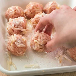 まぶした片栗粉が皮の代わりになり、表面がぷるんと仕上がる。