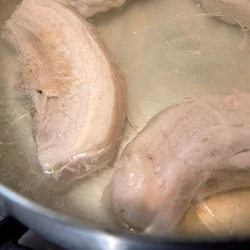 水から弱火でゆでること1時間。余分な脂が抜け、味が入りやすくなる。