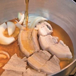 鍋にゆでた豚肉を入れ、黄金比の煮汁の材料を加えて煮始める。