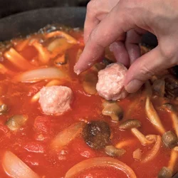 肉だんごは弱めの火でやさしく火を通すと、肉汁も残り、ふわっと仕上がる。