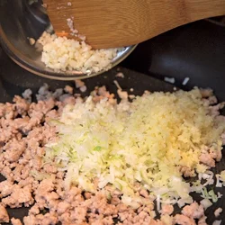 たっぷりのしょうがとにんにくをひき肉とともに炒めて、香りと食欲をアップ！