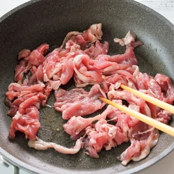 加熱前に豚肉をほぐしながら広げておくと、固まらず、ふんわりと仕上がる。