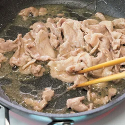 再度混ぜてから加えることで片栗粉が沈まず、程よいとろみがつく。