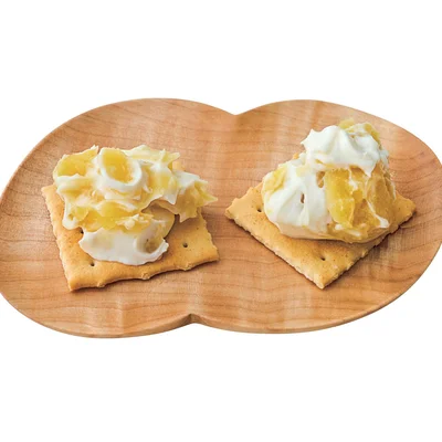 【おせちmemo】
・残った栗きんとんをおいしくリメイク！
バニラアイスクリームに添えたり、食パンではさんでサンドイッチにしたりするとおいしい。
・栗きんとんクリチディップ
室温にもどしたクリームチーズ、栗きんとんを同量ずつ混ぜ、クラッカーにのせるだけ！

※保存の目安：冷蔵室で約1週間