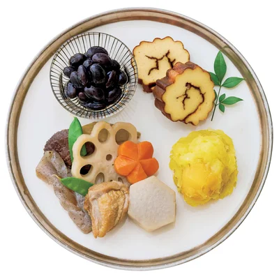 【おせちmemo】
・ワンプレートに盛ってもステキ！
おもてなしの際などは、前菜の盛り合わせ風に1人分ずつ盛っても。黒豆など汁けのあるものは小皿に入れて置き、あとは色や形のバランスを見ながら間隔をあけて盛ります。あれば、南天や松葉を添えるとより華やかに。

※保存の目安：冷蔵室で3～4日
