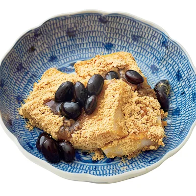 【おせちmemo】
・残った黒豆をおいしくリメイク！
プレーンヨーグルトにのせたり、卵焼きやパンケーキに入れたりするのがおすすめ。
・黒豆きな粉もち
きな粉もちに黒豆適量をのせて、黒豆の煮汁をかける。

※保存の目安：冷蔵室で約1週間
※料理時間：一晩つける時間は除く