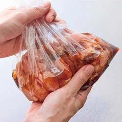 とり肉は調味料をしっかりもみ込み、味と風味をつける。