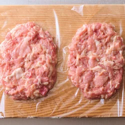 ラップの上に肉を広げ、とんカツ用肉のような1枚肉に形を整える。