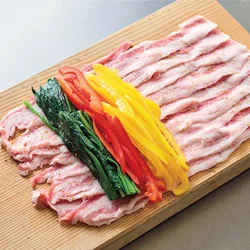 豚肉は大きく1枚になるよう広げる。野菜をのせてきつく巻くことで、彩りよい肉巻きに仕上がる。
