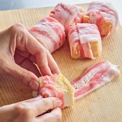 豚肉の向きを変えながら厚揚げがすっぽりおさまるように巻きつける。