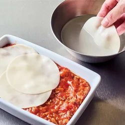 水にくぐらせることで、餃子の皮がもちもち食感に！