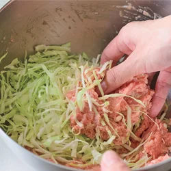 キャベツをたっぷり入れて軽やかな食感のミートボールに。