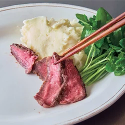 肉をマッシュポテトに立てかけるように盛りつけることで立体感が出る
