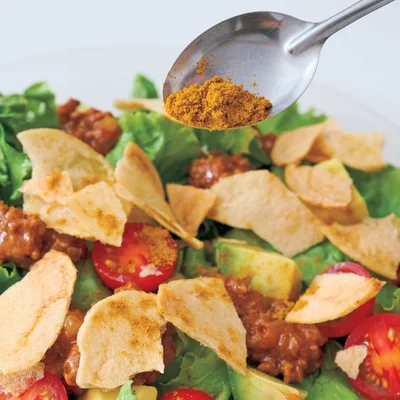 【デパ地下風ポイント】
仕上げにポテトチップスやカレー粉をトッピングすると、味にパンチが出て食感も楽しい!