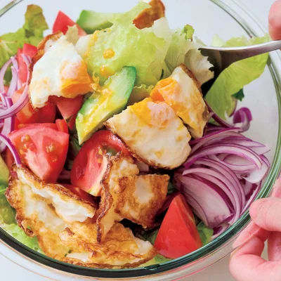 【デパ地下風ポイント】
紫玉ねぎやトマトなど、カラフルな食材を組み合わせてデパ地下風に。