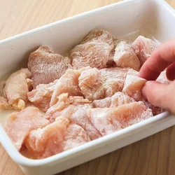小麦粉をまぶすことで肉がしっとりと仕上がり、煮汁にとろみもつく。残さずしっかりつけて。