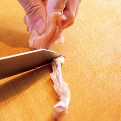 骨に沿って肉をそぎ、細い骨をはずす。