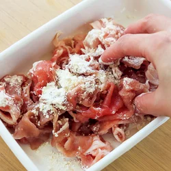 豚肉の下ごしらえをする