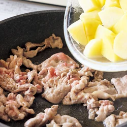 加熱ずみのじゃがいもは時間差で加えて。肉はやわらかく、じゃがいもはほっくりとした仕上がりに。