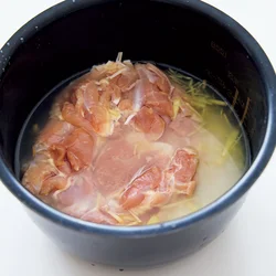 米にとり肉をのせて炊いて