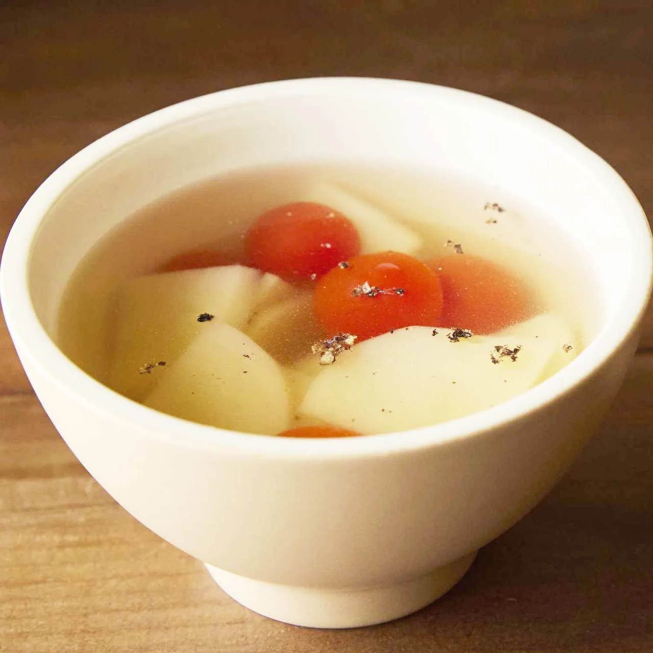 じゃがいもとミニトマトのコンソメスープ