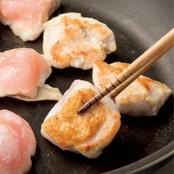 フライパンに油をひかず、とり肉の皮の脂を利用してこんがり焼きます。出てきた脂はペーパーで拭くと◎。