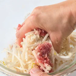 肉だねは豆腐とえのきでかさ増しし、肉の量をいつもの半分に。食物繊維量はアップ＆カロリーは大幅ダウン！