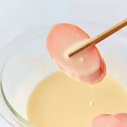 天ぷらごろもはごくゆるめに作り、吸油率を下げます。具材がしっかりと油につかるようにして、カラリと揚げて。