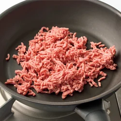 タコスミートにするひき肉は、コールドスタートで炒めれば、炒め油いらず。