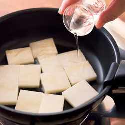 もちは水を加えて蒸し焼きにすることで、溶けてくっつき、1枚の生地になる。