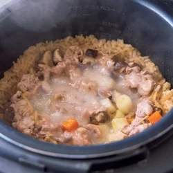 もちは具と一緒に炊いて溶かし、しっかりと混ぜると、ご飯にもちがコーティングされてもちもち食感になる。