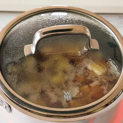 ふたを少しずらすことで、煮汁が程よく濃縮され、じゃがいもによく火が通る。
