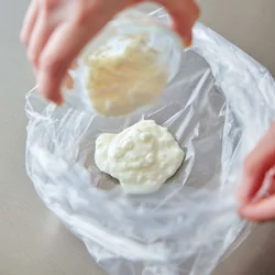 ヨーグルト入りの漬けだれで肉がしっとりし、腸活効果もアップ。