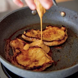 肉が焼けてから残った漬けだれをからめると、焦げつかない。