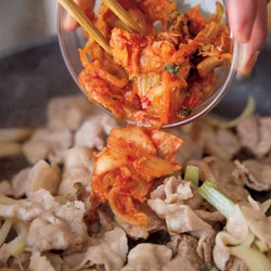 キムチの乳酸菌は熱に弱いので、肉に火が通ってから加えるのがコツ。